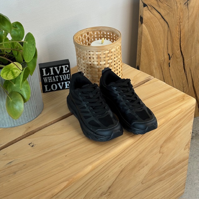 Svart pustende sko fra Endurance med god støtdemping