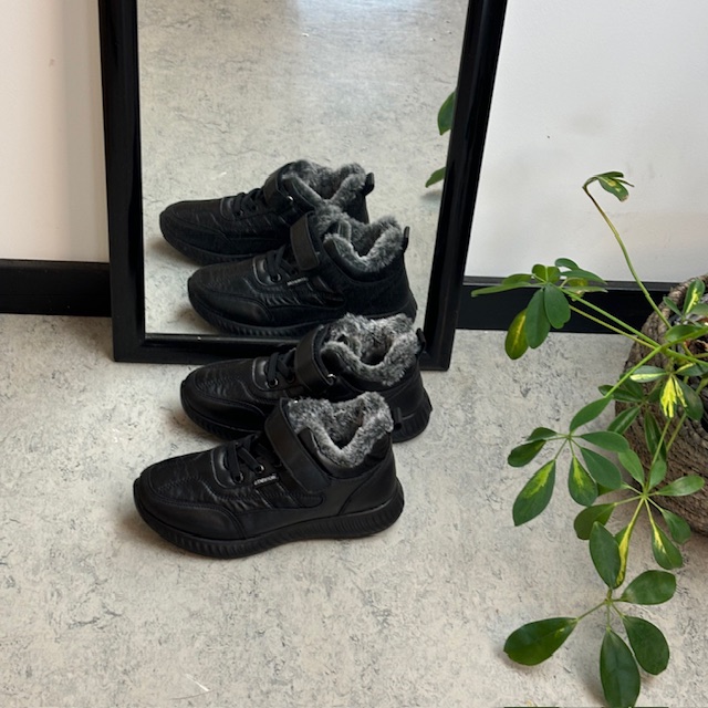 Foret sko med elastisk snøring og borrelås lukking