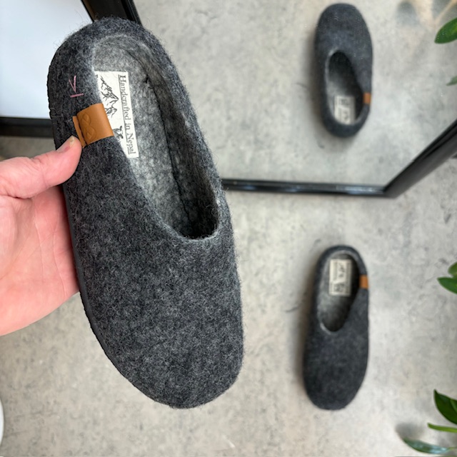 Lav mørk grå tøffel i ull med sklisikre såler fra Green Comfort