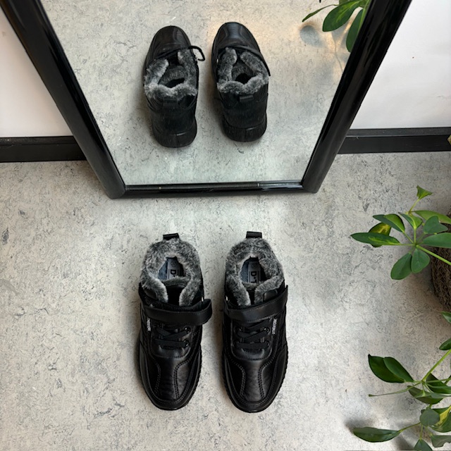 Foret sko med elastisk snøring og borrelås lukking