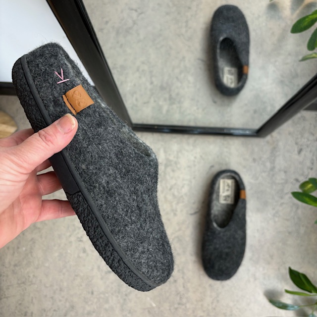 Lav mørk grå tøffel i ull med sklisikre såler fra Green Comfort