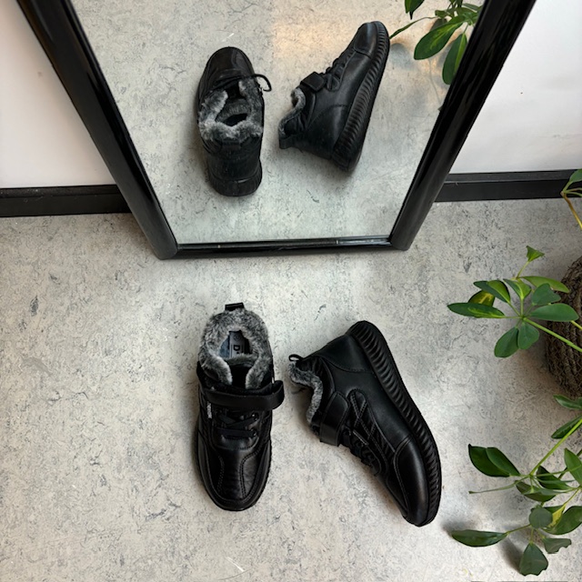 Foret sko med elastisk snøring og borrelås lukking