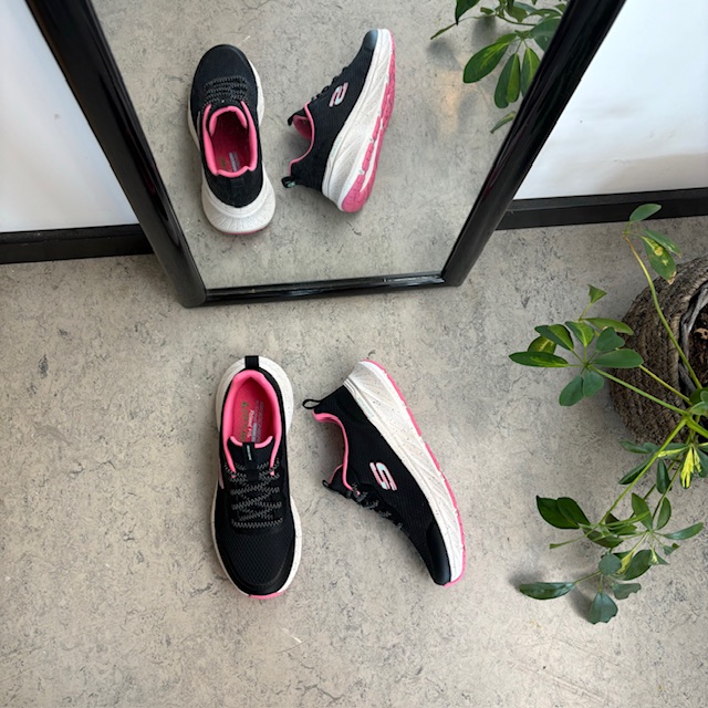 Skechers sko med pustende overdel og fremragende støtdemping