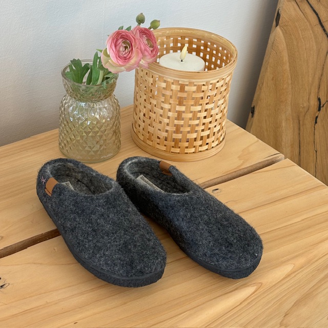 Lav mørk grå tøffel i ull med sklisikre såler fra Green Comfort