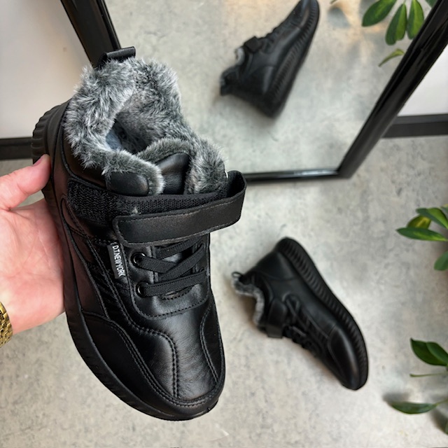 Foret sko med elastisk snøring og borrelås lukking