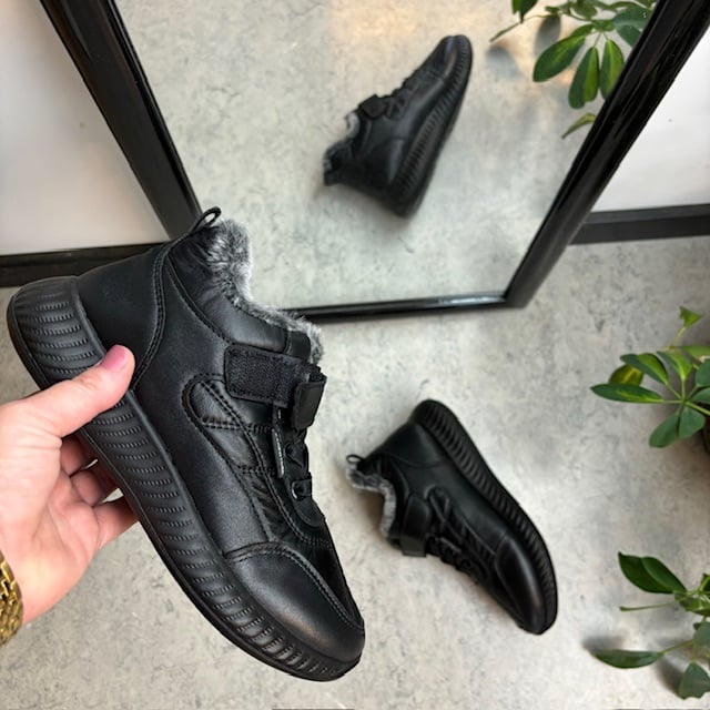 Foret sko med elastisk snøring og borrelås lukking