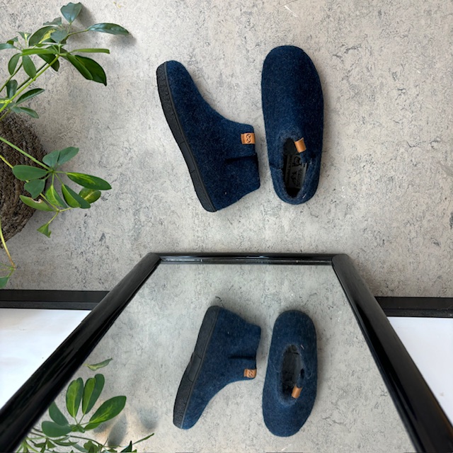 Høy marineblå hjemmesko i ull med sklihemmende såler fra Green Comfort