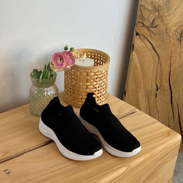 Svart slip-in sko med strikket overdel