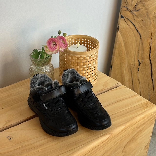 Foret sko med elastisk snøring og borrelås lukking