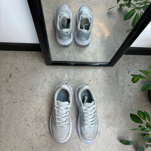 Grå pustende sko fra Endurance med god støtabsorbering