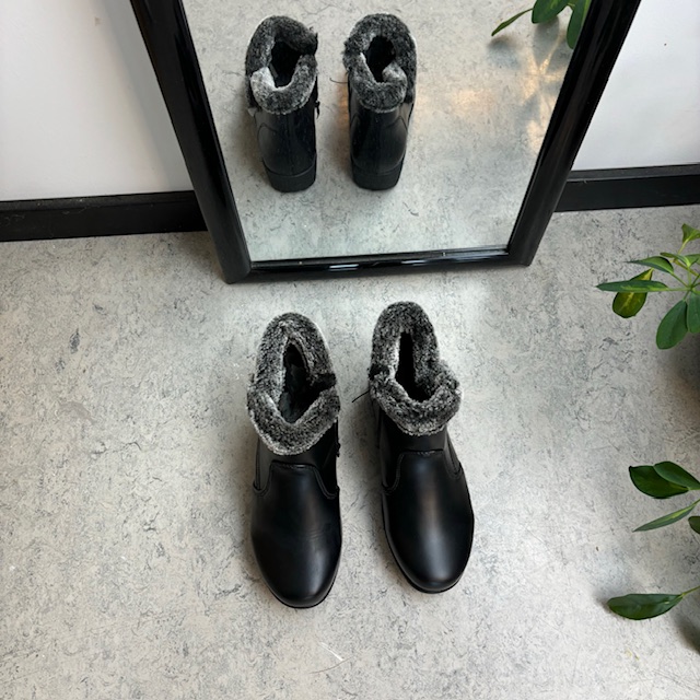 Kort svart støvel med mykt fôr