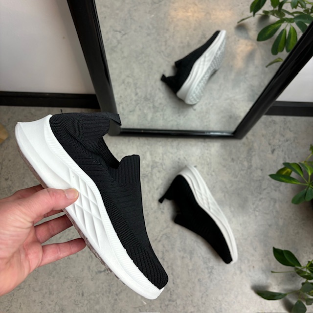 Svart slip-in sko med strikket overdel