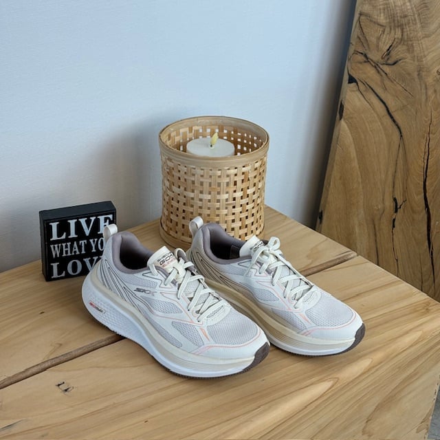 Ultralett hvit Skecherssko med effektiv støtdemping og stiv rulling