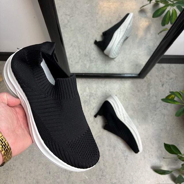 Svart slip-in sko med strikket overdel