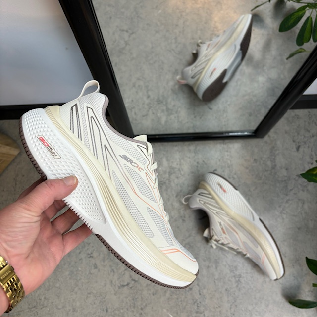 Ultralett hvit Skecherssko med effektiv støtdemping og stiv rulling