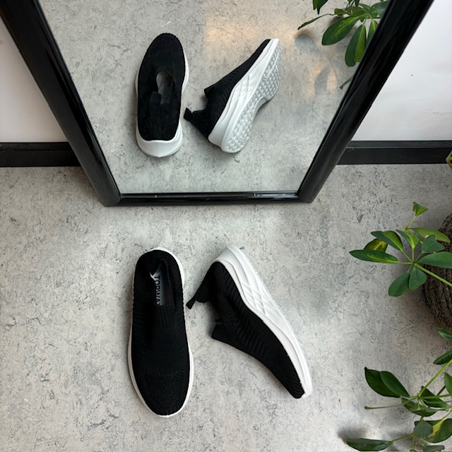 Svart slip-in sko med strikket overdel