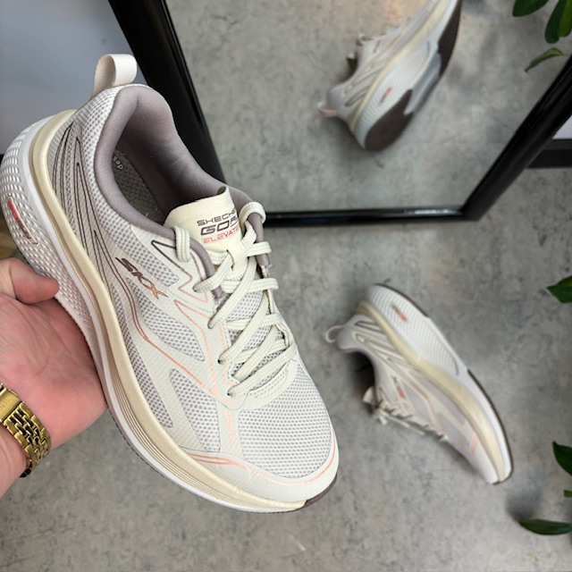 Ultralett hvit Skecherssko med effektiv støtdemping og stiv rulling