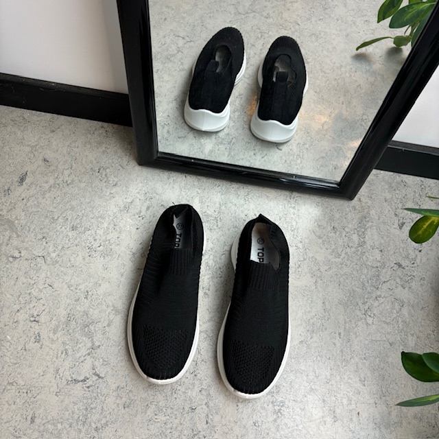 Svart slip-in sko med strikket overdel