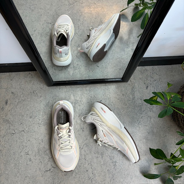 Ultralett hvit Skecherssko med effektiv støtdemping og stiv rulling