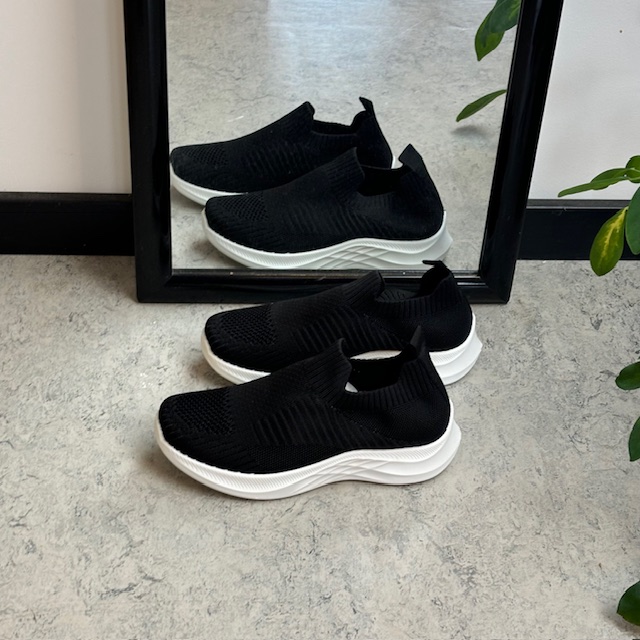 Svart slip-in sko med strikket overdel