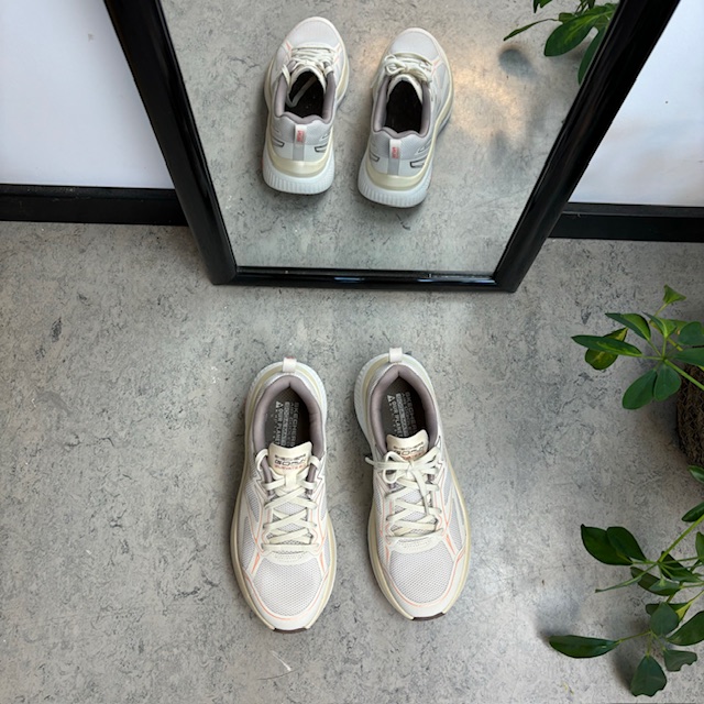 Ultralett hvit Skecherssko med effektiv støtdemping og stiv rulling