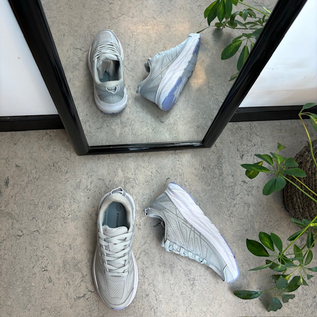 Grå pustende sko fra Endurance med god støtabsorbering