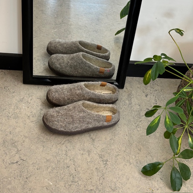 Lysegrå hjemmesko i ull med sklisikre såler fra Green Comfort