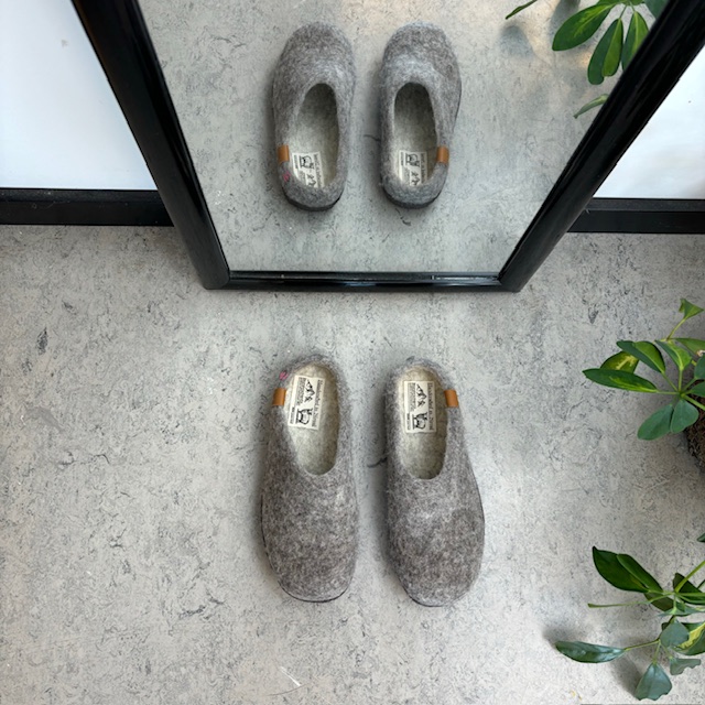 Lysegrå hjemmesko i ull med sklisikre såler fra Green Comfort