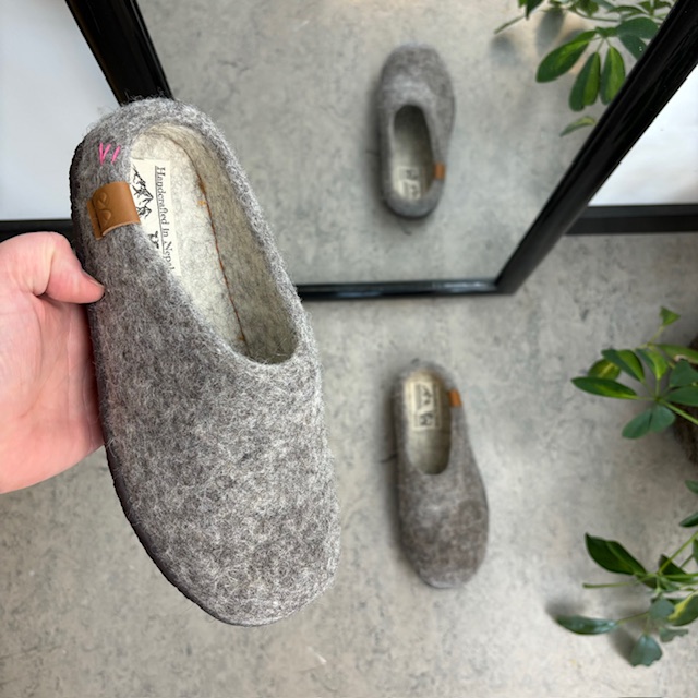 Lysegrå hjemmesko i ull med sklisikre såler fra Green Comfort