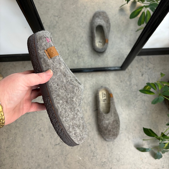 Lysegrå hjemmesko i ull med sklisikre såler fra Green Comfort