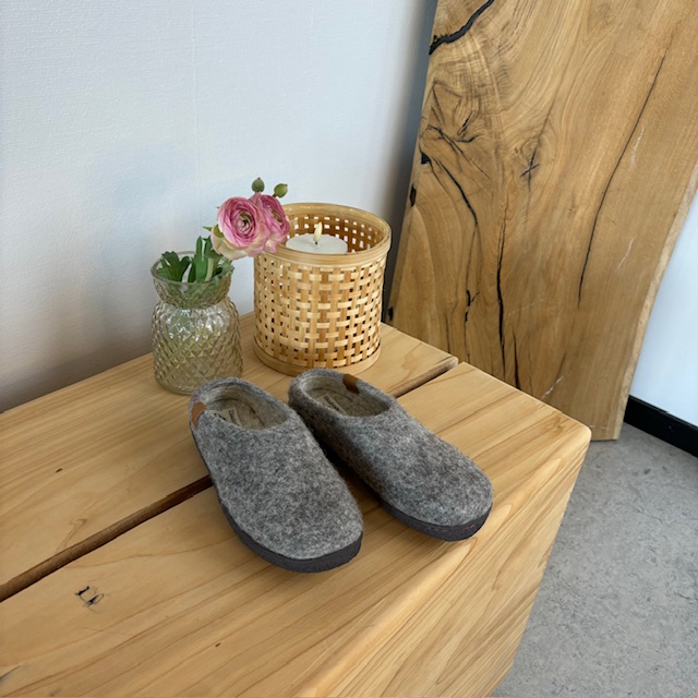 Lysegrå hjemmesko i ull med sklisikre såler fra Green Comfort