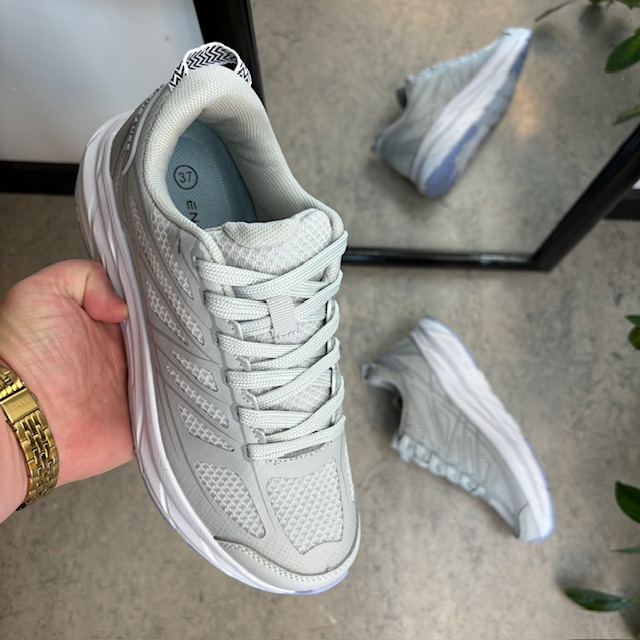 Grå pustende sko fra Endurance med god støtabsorbering