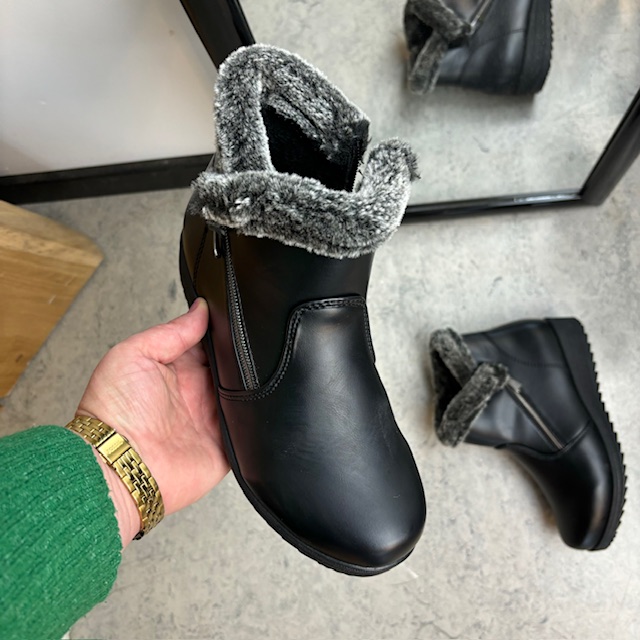 Kort svart støvel med mykt fôr