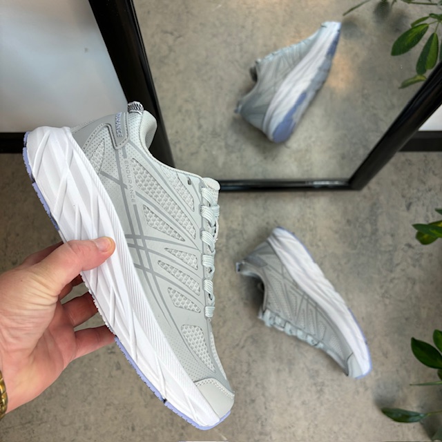 Grå pustende sko fra Endurance med god støtabsorbering