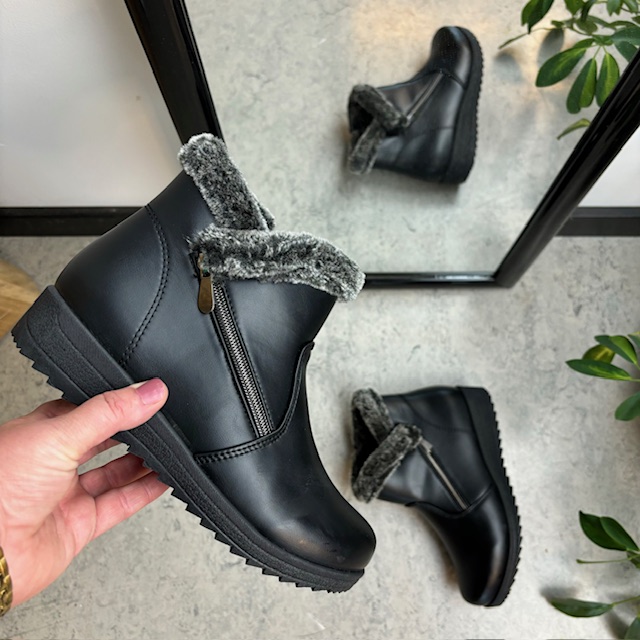 Kort svart støvel med mykt fôr