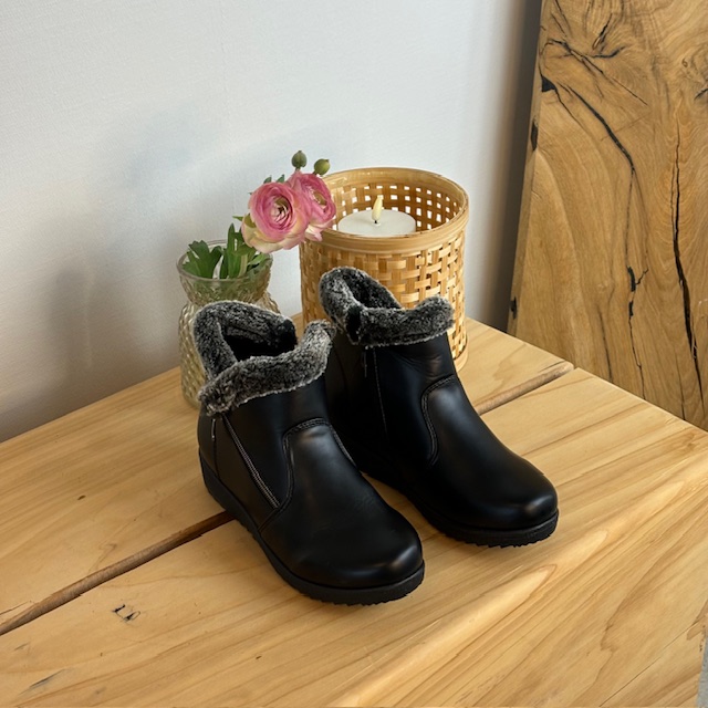 Kort svart støvel med mykt fôr