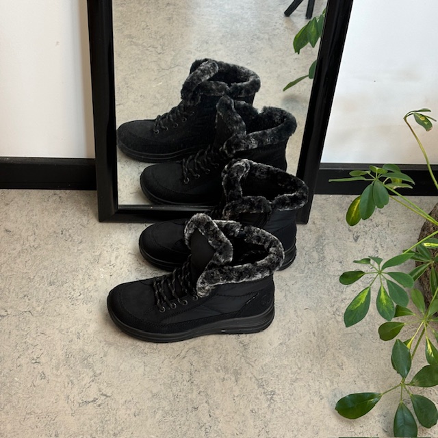 Varm vinterstøvel fra Rieker med imitert pelskant