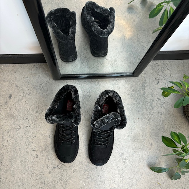 Varm vinterstøvel fra Rieker med imitert pelskant