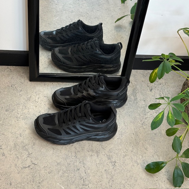 Svart pustende sko fra Endurance med god støtdemping