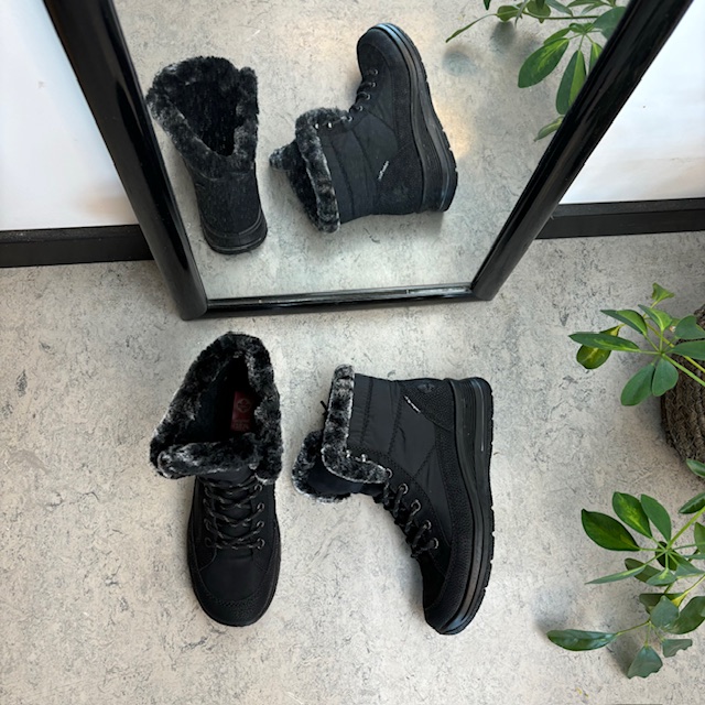 Varm vinterstøvel fra Rieker med imitert pelskant