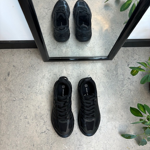 Svart pustende sko fra Endurance med god støtdemping