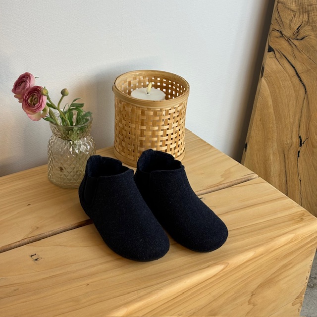 Mørkeblå filtede tøfler med god bredde og uttakbar innersåle