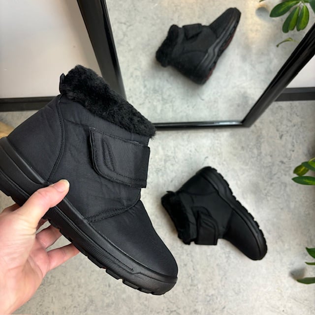 Svart vinterstøvel med borrelås og bred åpning