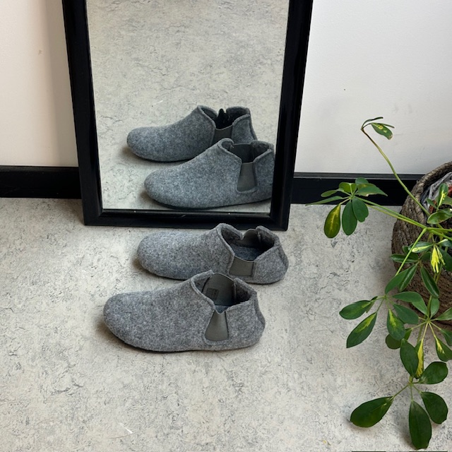Grå filttøfler med god bredde og uttakbar innleggssåle