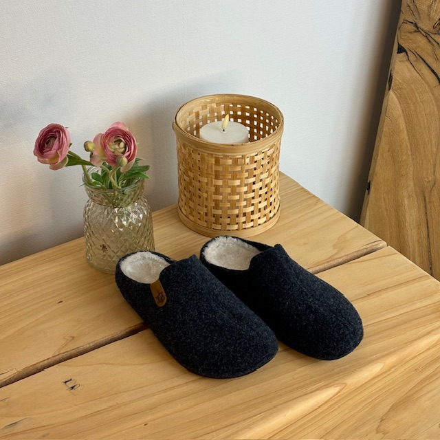 Mørkeblå tøfler med god buestøtte