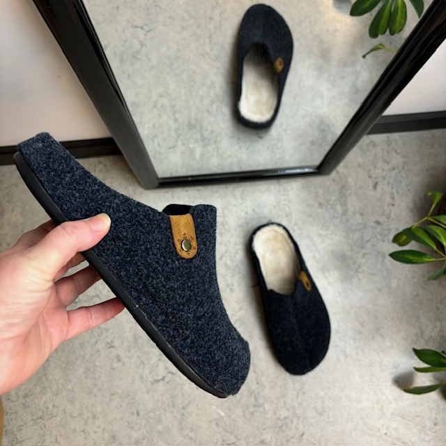 Mørkeblå tøfler med god buestøtte