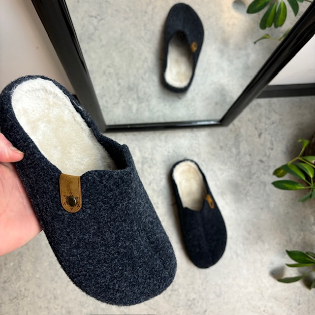 Mørkeblå tøfler med god buestøtte