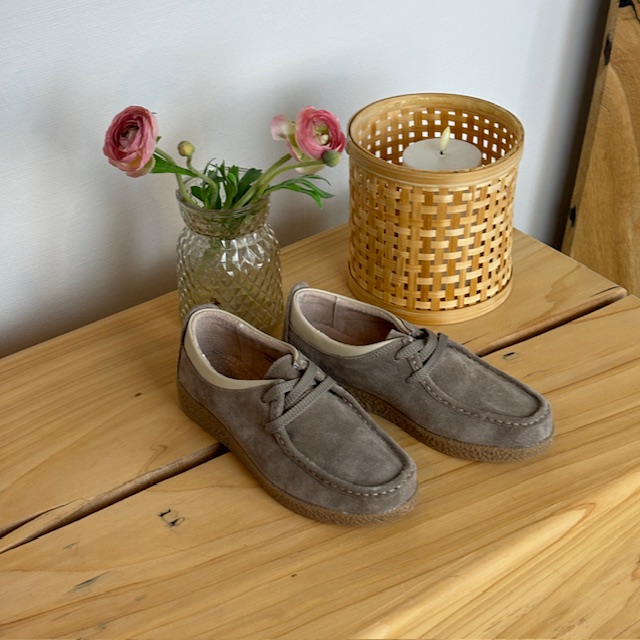 Beige semsket sko med rågummisåle