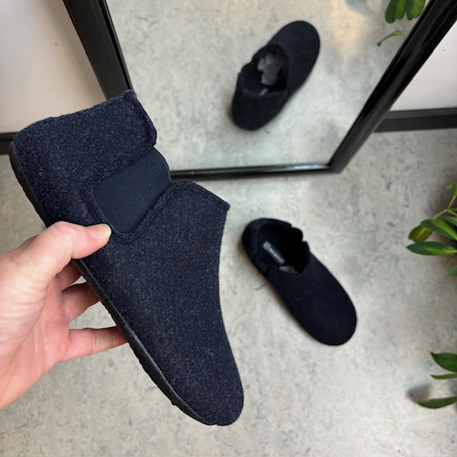 Mørkeblå filtede tøfler med god bredde og uttakbar innersåle
