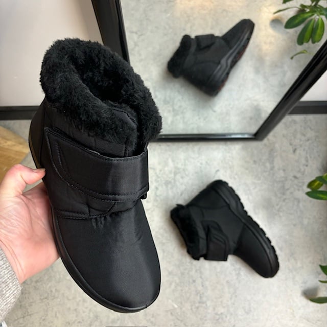 Svart vinterstøvel med borrelås og bred åpning